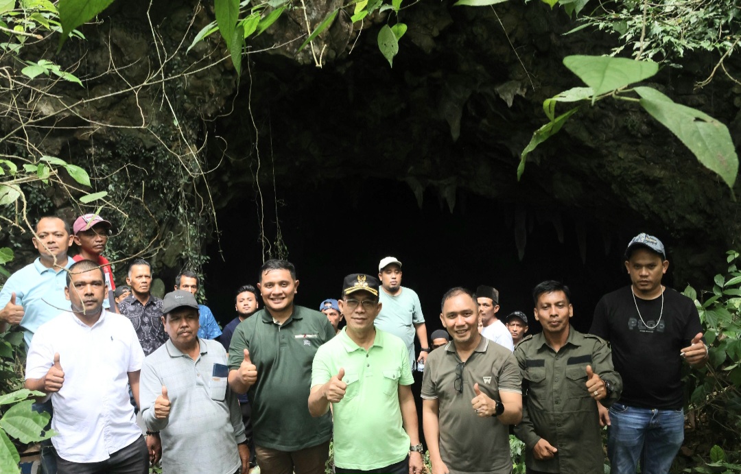 Bupati Tapsel, Gus Irawan Pasaribu, didampingi Pimpinan DPRD Abdul Basith Dalimunthe, Sekda Sofyan Adil, Camat Enrico Fermi, Kepala Desa setempat, dan lainnya saat meninjau Gua Stalaktit yang merupakan potensi wisata di Desa Aek Badak Julu, Kecamatan Sayur Matinggi