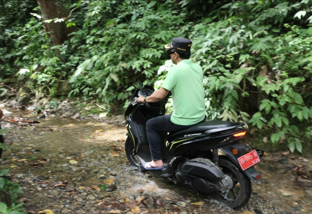 Bupati Tapsel, Gus Irawan Pasaribu, mengendarai sepeda motor guna menembus terjalnya jalan menuju Goa Stalagmit di Desa Aek Badak Julu, Kecamatan Sayur Matinggi