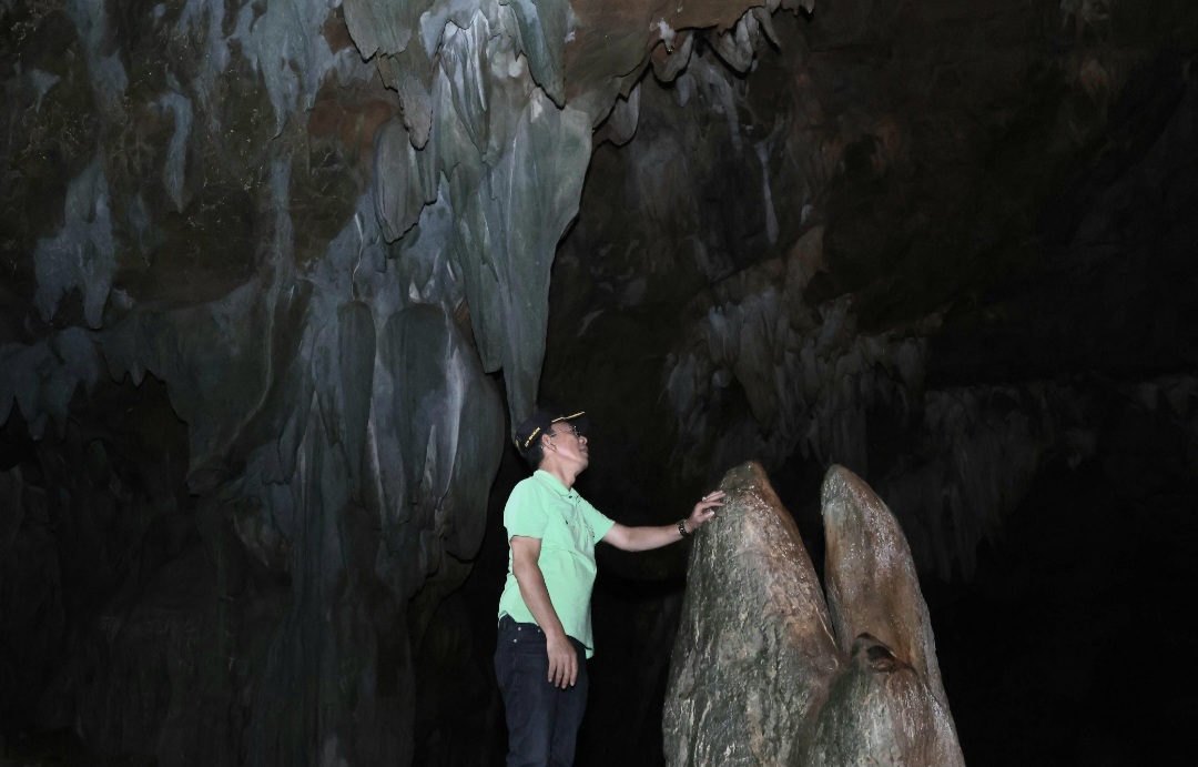 Bupati Tapsel, Gus Irawan Pasaribu, melihat langsung keindahan 'lukisan alam' di dalam Goa Stalagmit yang berada di Desa Aek Badak Julu, Kecamatan Sayur Matinggi