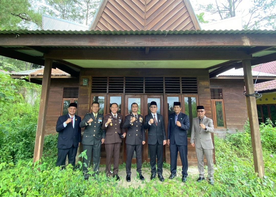 Bupati Tapsel, Gus Irawan Pasaribu, bersama Kapolres AKBP Yasir Ahmadi, Kajari Muhammad Indra Muda Nasution, Pimpinan DPRD Abdul Basith Dalimunthe, Sekda Sofyan Adil, dan unsur Forkopimda lainnya, saat meninjau Gedung untuk Panti Rehabilitasi korban narkoba di wilayah Tabagsel