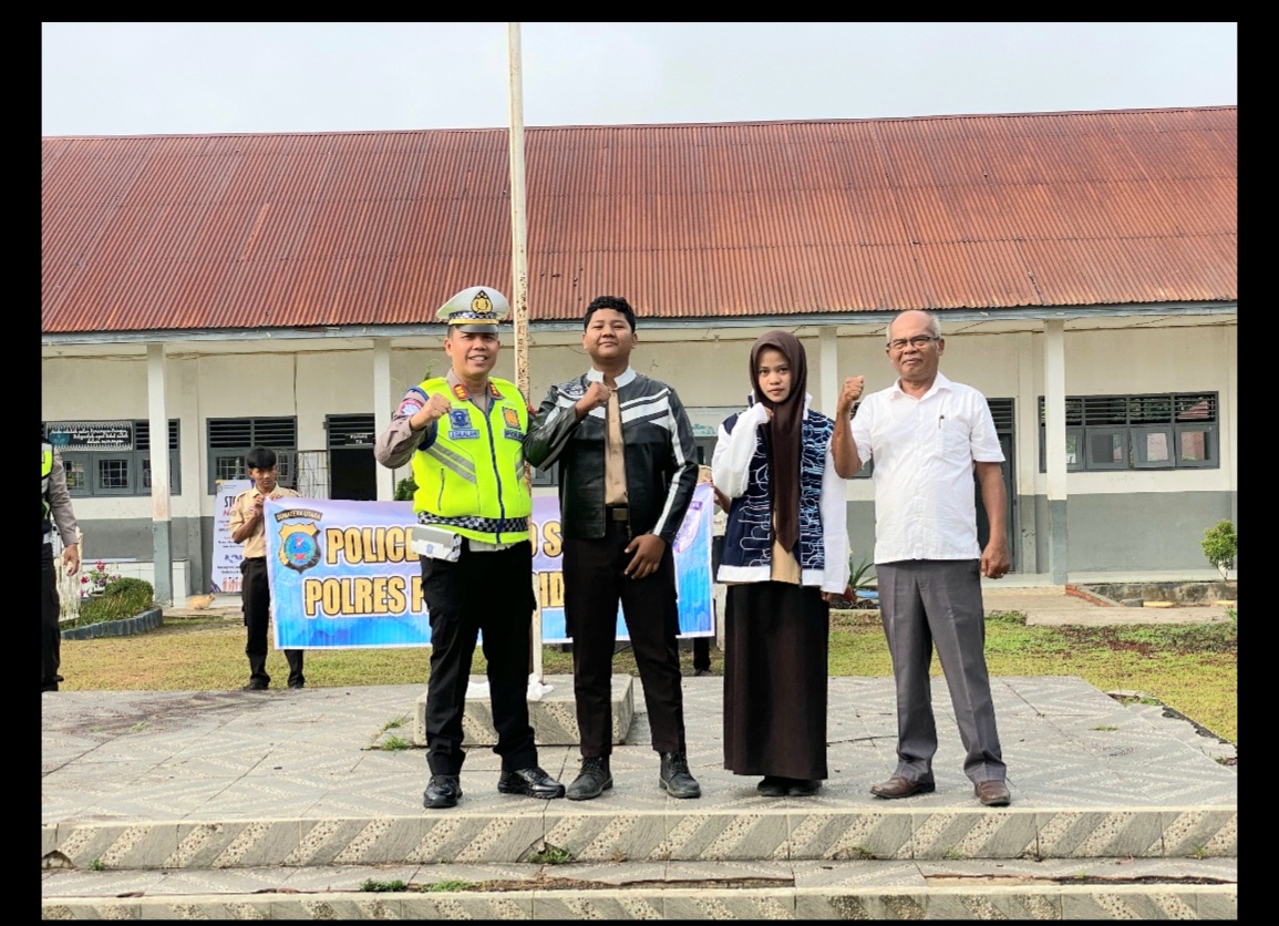Kasat Lantas Polres Padangsidimpuan, AKP Jonni Silalahi usai memberi ruang tanya jawab ke para siswa