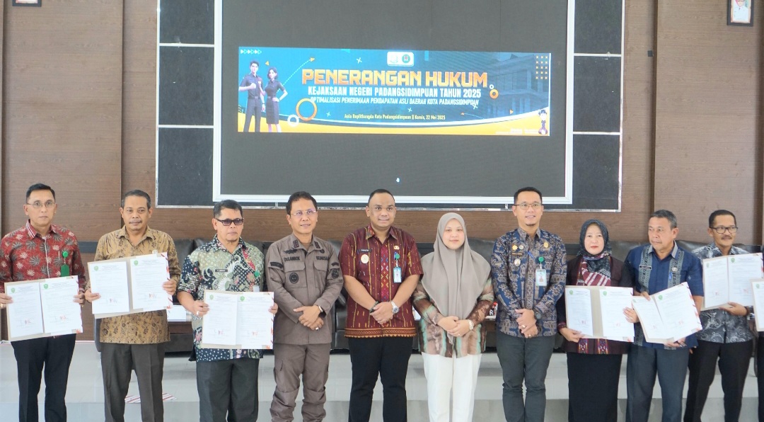 Kepala Dishub Padangsidimpuan, Alfian Pane, dan Pimpinan OPD lainnya usai meneken Pakta Integritas yang disaksikan Kajari Dr Lambok MJ Sidabuar serta Wakil Wali Kota Harry Pahlevi, maupun Sekda Roni Gunawan Rambe, usai kegiatan sosialisasi hukum terkait optimalisasi dan evaluasi PAD
