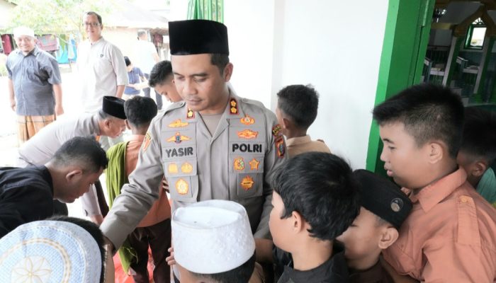 Sosok Tegas Tapi Penyayang, AKBP Yasir Digandrungi Anak-anak di Jumat Berkah