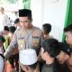 Kapolres Tapsel, AKBP Yasir Ahmadi, terlihat digandrungi anak-anak saat membagikan ratusan nasi kotak pada program bertajuk Jumat Berkah di Masjid Al Muttaqin di Desa Silaiya
