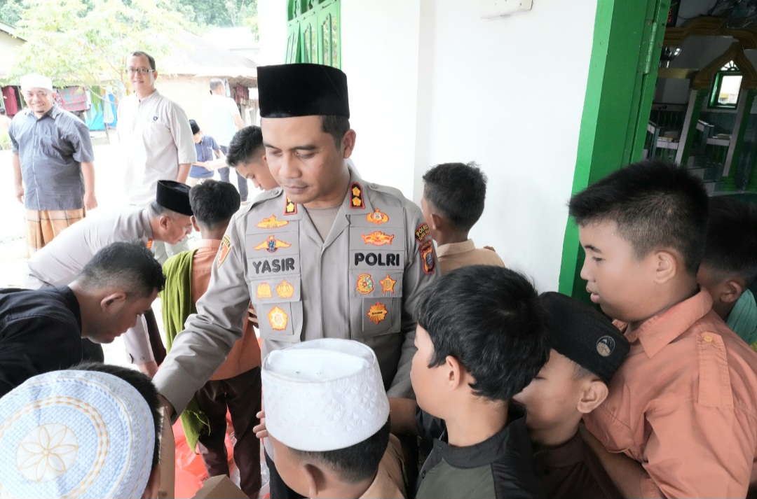 Kapolres Tapsel, AKBP Yasir Ahmadi, terlihat digandrungi anak-anak saat membagikan ratusan nasi kotak pada program bertajuk Jumat Berkah di Masjid Al Muttaqin di Desa Silaiya