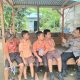 Bhabinkamtibmas Polsek Batang Toru, Bripka Adi Suito, menyambangi anak-anak Kelas IV SD Batu Horing, Kecamatan Batang Toru, Kabupaten Tapsel
