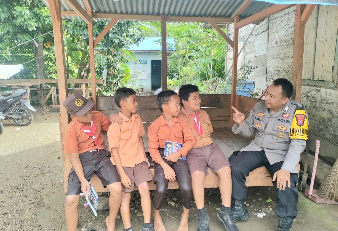 Bhabinkamtibmas Polsek Batang Toru, Bripka Adi Suito, menyambangi anak-anak Kelas IV SD Batu Horing, Kecamatan Batang Toru, Kabupaten Tapsel