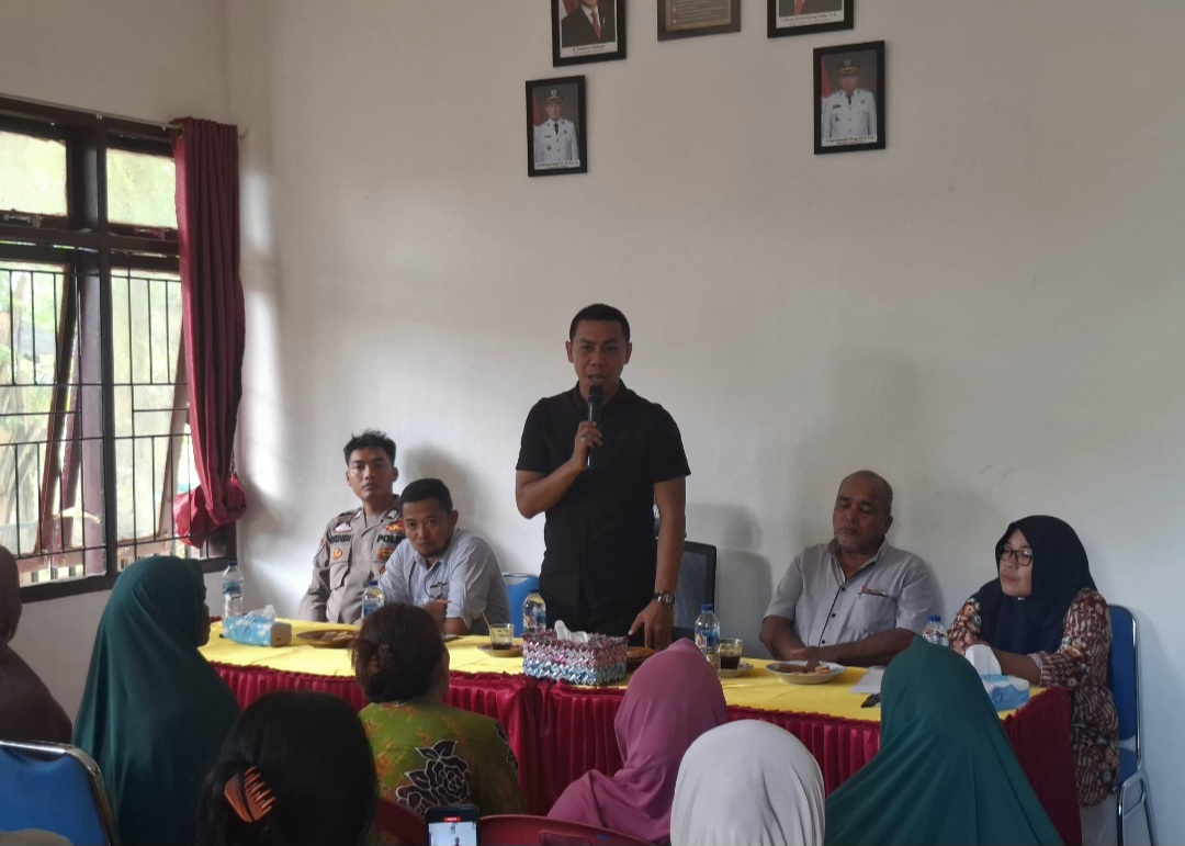 Bhabinkamtibmas Polsek Batang Toru, Brigpol Wendi Pramono, menghadiri musyawarah Desa khusus terkait ketahanan pangan dan pembentukan Pengurus Koperasi Merah Putih di Kelurahan Rianiate