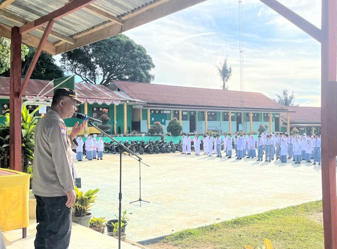 Kasat Binmas, Iptu Taufik Manullang, memberi motivasi ke para siswa saat menjadi Pembina Upacara bendera di MAN Tapsel