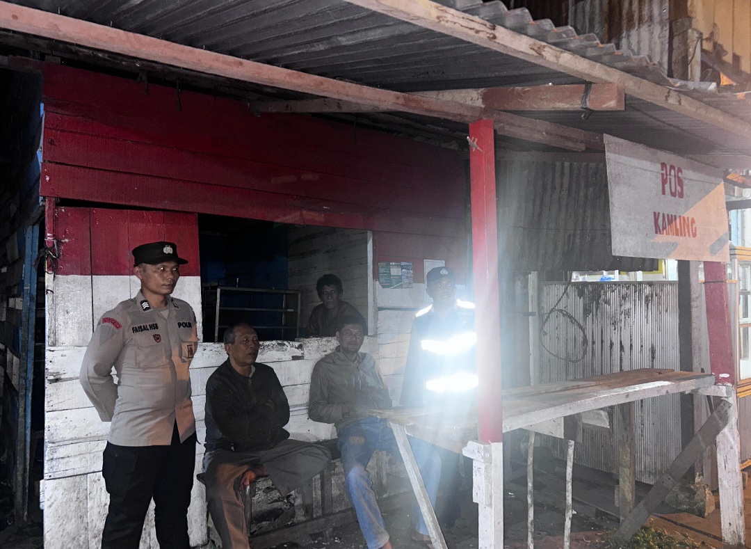 Personel Polsek Sipirok tampak memberi arahan saat Patroli pengecekan Poskamling di Kelurahan Pasar Sipirok