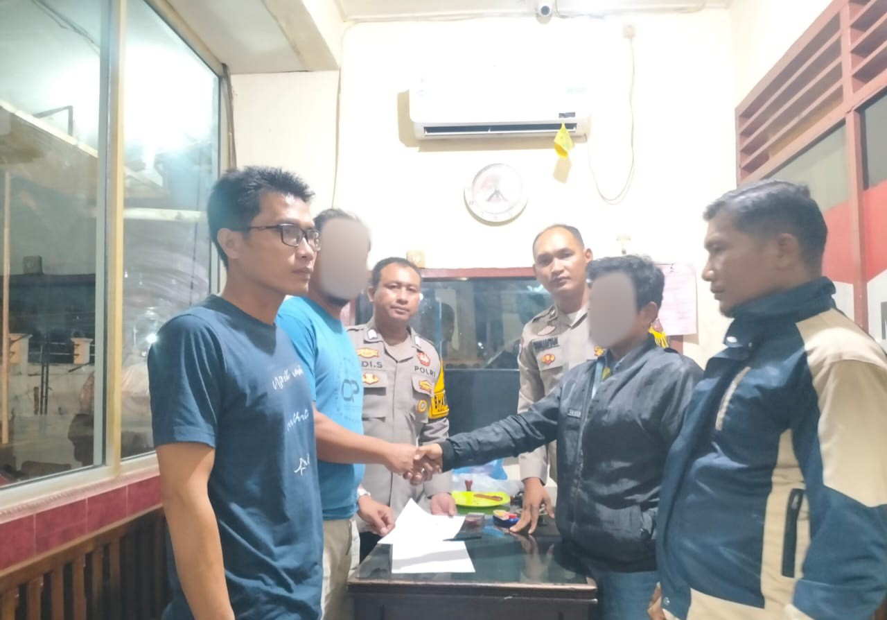Kedua belah pihak akhirnya berdamai usai dimediasi Bhabinkamtibmas Polsek Batang Toru, Aiptu Alexander Panjaitan dan Bripka Adi Suito, setelah sebelumnya sempat berselisih akibat hutang piutang