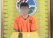 Seorang pria yang diduga kuat sebagai pengedar sabu berinisial, IS saat menunjukkan barang bukti usai ditangkap Tim Opsnal Satresnarkoba Polres Padangsidimpuan