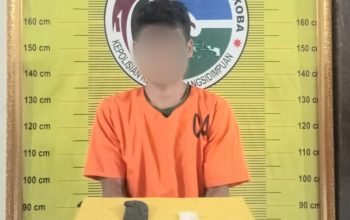 Seorang pria yang diduga kuat sebagai pengedar sabu berinisial, IS saat menunjukkan barang bukti usai ditangkap Tim Opsnal Satresnarkoba Polres Padangsidimpuan
