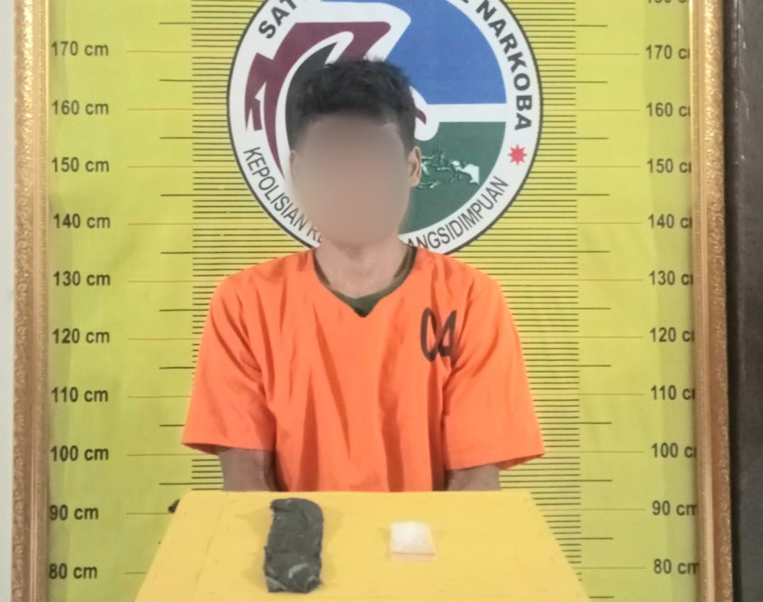 Seorang pria yang diduga kuat sebagai pengedar sabu berinisial, IS saat menunjukkan barang bukti usai ditangkap Tim Opsnal Satresnarkoba Polres Padangsidimpuan