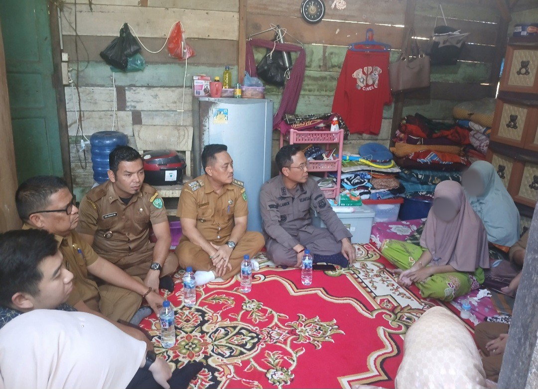 Kajari Padangsidimpuan, Dr Lambok MJ Sidabutar, berbincang sekaligus menanyai problem yang mendera korban maupun keluarga korban kekerasan seksual