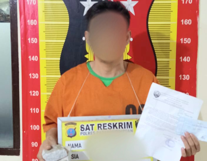 Seorang pria berinisial, AS alias Ucok Helem, usai ditangkap Tim Resmob Sat Reskrim Polres Padangsidimpuan, atas dugaan pemerasan terhadap pemilik Toko