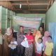 Kajari Padangsidimpuan, Dr Lambok MJ Sidabutar, saat menyerahkan paket sembako ke salah satu keluarga korban pelecehan seksual