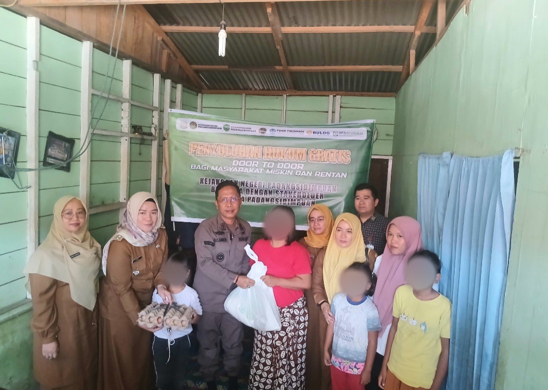 Kajari Padangsidimpuan, Dr Lambok MJ Sidabutar, saat menyerahkan paket sembako ke salah satu keluarga korban pelecehan seksual