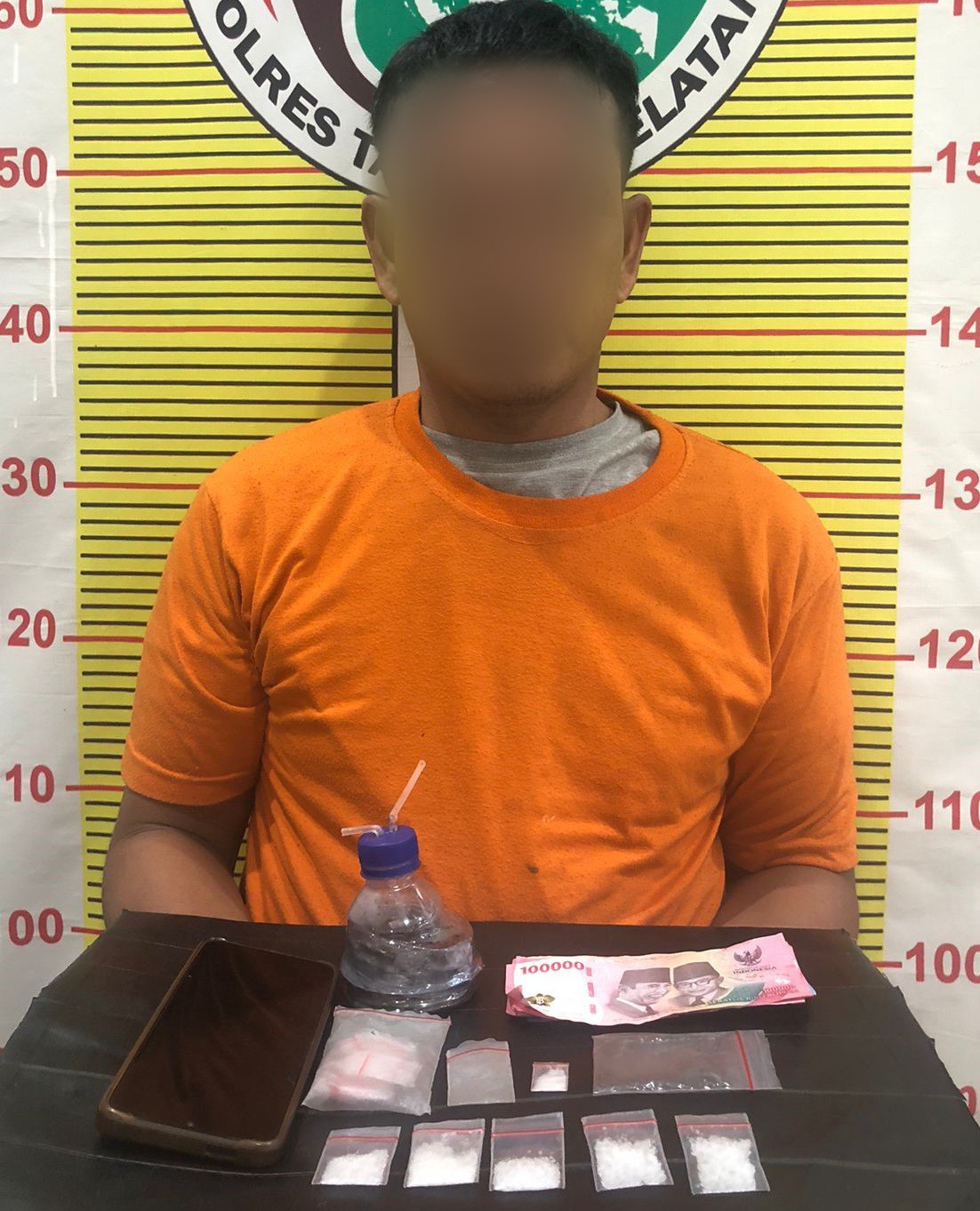 Seorang pria yang diduga menjadi bandar sabu di Paluta inisial, RAH, usai ditangkap Tim Opsnal Unit Reskrim Polsek Padang Bolak berkat 'nyanyian' kurir yang lebih dulu tertangkap
