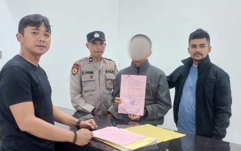 Kanit Reskrim Polsek Sipirok, Ipda Supriyadi, bersama anggota saat menitipkan terduga pelaku pencurian sepeda motor berinisial, SB ke Ruang Tahanan Polsek