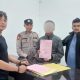 Kanit Reskrim Polsek Sipirok, Ipda Supriyadi, bersama anggota saat menitipkan terduga pelaku pencurian sepeda motor berinisial, SB ke Ruang Tahanan Polsek
