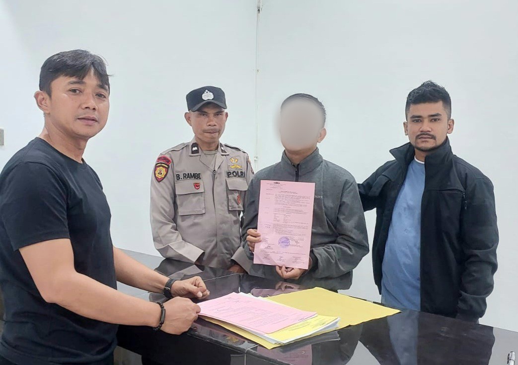 Kanit Reskrim Polsek Sipirok, Ipda Supriyadi, bersama anggota saat menitipkan terduga pelaku pencurian sepeda motor berinisial, SB ke Ruang Tahanan Polsek