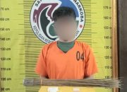 Seorang pria yang nekad menyimpan sabu di sapu lidi berinisial, ZHN saat menunjukkan barang bukti usai ditangkap Tim Opsnal Satresnarkoba Polres Padangsidimpuan