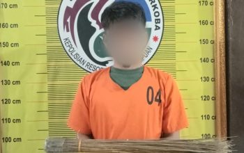 Seorang pria yang nekad menyimpan sabu di sapu lidi berinisial, ZHN saat menunjukkan barang bukti usai ditangkap Tim Opsnal Satresnarkoba Polres Padangsidimpuan