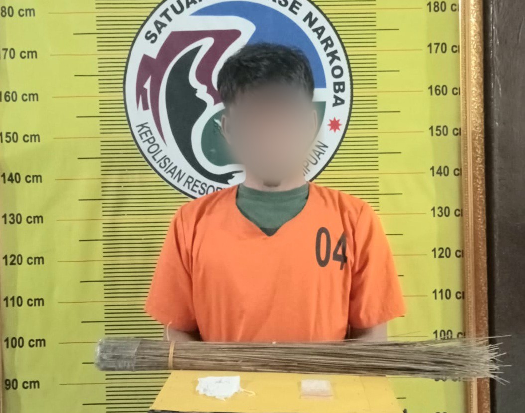 Seorang pria yang nekad menyimpan sabu di sapu lidi berinisial, ZHN saat menunjukkan barang bukti usai ditangkap Tim Opsnal Satresnarkoba Polres Padangsidimpuan