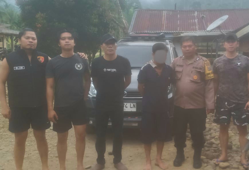 Bhabinkamtibmas Polsek Batang Angkola, Aiptu Maniur H Siregar, bersama Kepala Lingkungan dan masyarakat Dolok Tapalan sukses membantu Tim Opsnal Polres Nisel menangkap tersangka kasus pembunuhan, EL