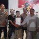 Kedua belah pihak saling bersalaman sebagai tanda berdamai usai dimediasi Bhabinkamtibmas Polsek Batang Toru, Aipda A Panjaitan, setelah sebelumnya sempat berselisih terkait kasus dugaan pencurian sawit