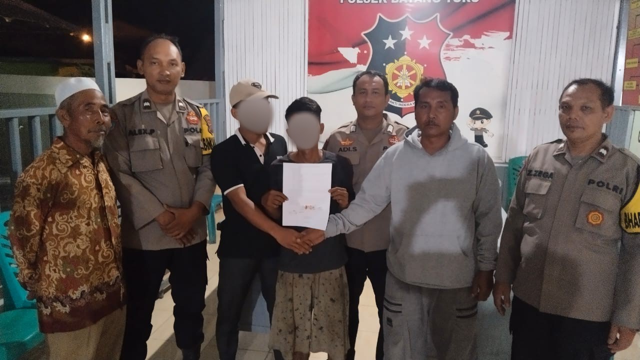 Kedua belah pihak saling bersalaman sebagai tanda berdamai usai dimediasi Bhabinkamtibmas Polsek Batang Toru, Aipda A Panjaitan, setelah sebelumnya sempat berselisih terkait kasus dugaan pencurian sawit