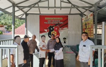 Kepala SMA Negeri 1 Batang Toru, Khaerani Harahap, bersalaman dengan terlapor kasus dugaan pencurian barang inventaris Sekolah disaksikan personel Polsek Batang Toru