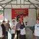 Kepala SMA Negeri 1 Batang Toru, Khaerani Harahap, bersalaman dengan terlapor kasus dugaan pencurian barang inventaris Sekolah disaksikan personel Polsek Batang Toru