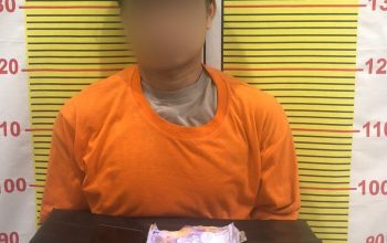 Seorang pria yang diduga menjadi pengedar narkoba jenis sabu berinisial, SS saat menunjukkan barang haram miliknya usai ditangkap Tim Opsnal Satresnarkoba Polres Tapsel