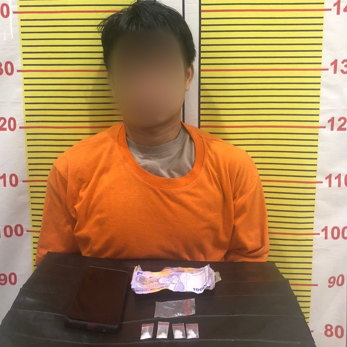 Seorang pria yang diduga menjadi pengedar narkoba jenis sabu berinisial, SS saat menunjukkan barang haram miliknya usai ditangkap Tim Opsnal Satresnarkoba Polres Tapsel
