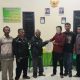 Ajam Sitorus, yang merupakan korban pengancaman dan perusakan memaafkan terduga pelakunya, A usai dimediasi Bhabinkamtibmas Polsek Sipirok, Aiptu Anwar Sadat Harahap, ditandai dengan saling bersalaman