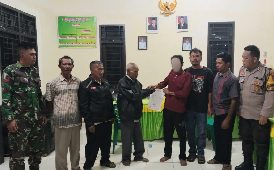 Ajam Sitorus, yang merupakan korban pengancaman dan perusakan memaafkan terduga pelakunya, A usai dimediasi Bhabinkamtibmas Polsek Sipirok, Aiptu Anwar Sadat Harahap, ditandai dengan saling bersalaman