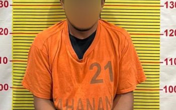 Seorang pengedar narkotika jenis sabu berinisial, KH menunjukkan barang bukti usai ditangkap Tim Opsnal Satresnarkoba Polres Tapsel