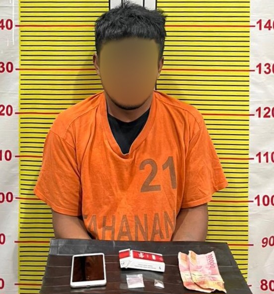 Seorang pengedar narkotika jenis sabu berinisial, KH menunjukkan barang bukti usai ditangkap Tim Opsnal Satresnarkoba Polres Tapsel