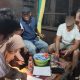 Bhabinkamtibmas Polsek Batang Angkola, Aipda F Napitupulu, bersama perangkat Desa Sidadi II saat mediasi kasus dugaan penganiayaan seorang abang, AD terhadap adiknya, Yulia Patma Dalimunthe