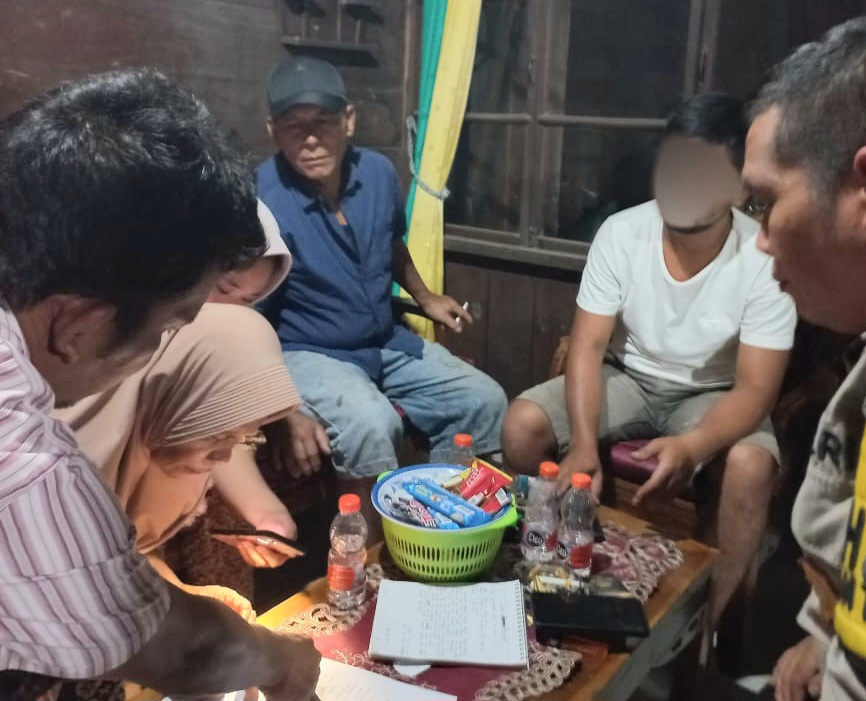 Bhabinkamtibmas Polsek Batang Angkola, Aipda F Napitupulu, bersama perangkat Desa Sidadi II saat mediasi kasus dugaan penganiayaan seorang abang, AD terhadap adiknya, Yulia Patma Dalimunthe