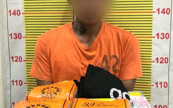 Seorang pria bertato asal Kabupaten Simalungun yang diduga menjadi kurir berinisial, ST menunjukkan barang bukti 3 Kg sabu usai ditangkap jajaran Satresnarkoba Polres Tapsel