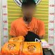 Seorang pria bertato asal Kabupaten Simalungun yang diduga menjadi kurir berinisial, ST menunjukkan barang bukti 3 Kg sabu usai ditangkap jajaran Satresnarkoba Polres Tapsel