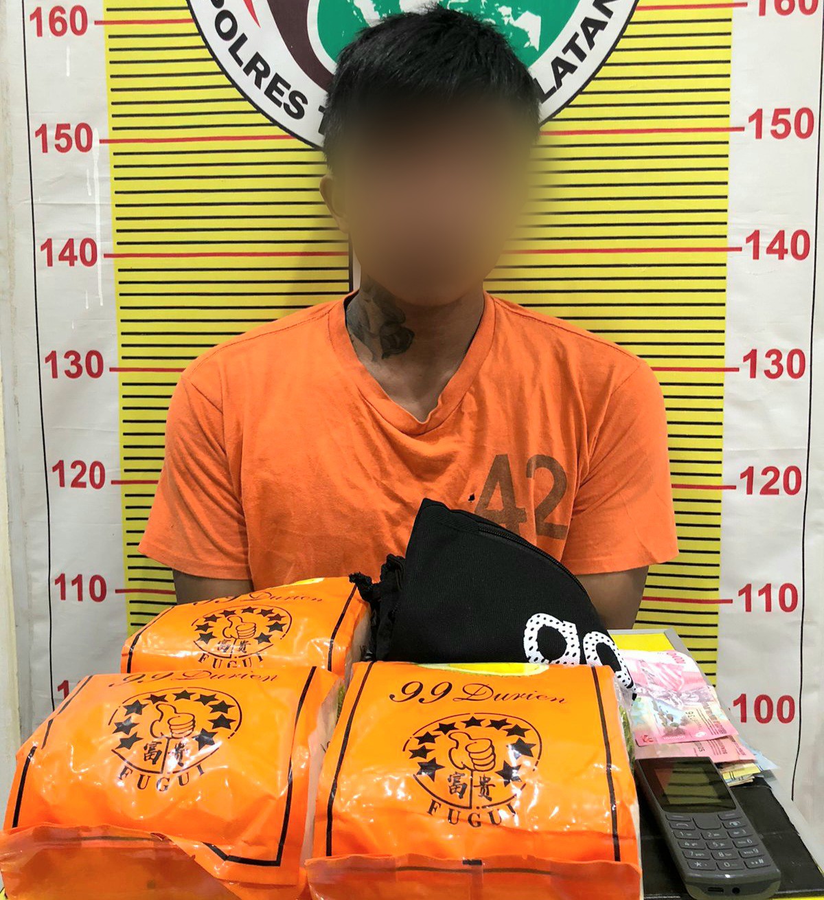 Seorang pria bertato asal Kabupaten Simalungun yang diduga menjadi kurir berinisial, ST menunjukkan barang bukti 3 Kg sabu usai ditangkap jajaran Satresnarkoba Polres Tapsel