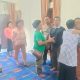 Para terlapor kasus dugaan penganiayaan memeluk korban tanda sudah berdamai usai dimediasi Bhabinkamtibmas Polsek Batang Toru, Bripka Adi Suito