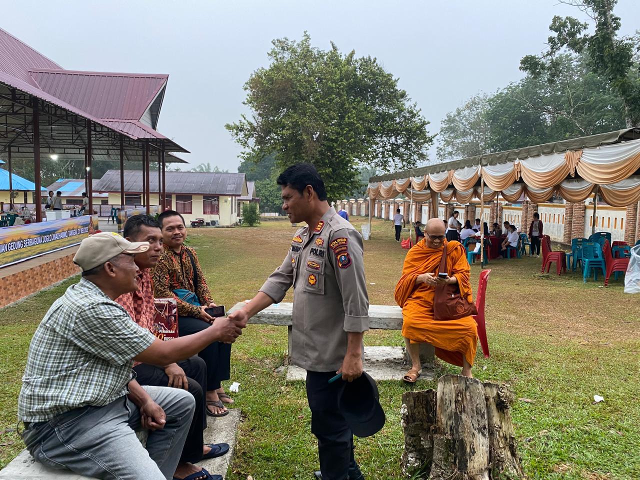 Kapolsek Padang Bolak, AKP Muallim Harahap, sambil Patroli turut menyapa sejumlah umat Buddha yang datang ke Candi Bahal dalam rangka perayaan Hari Raya Waisak 2569 BE