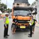 Personel Sat Lantas Polres Padangsidimpuan saat menyosialisasikan ketentuan dan aturan hukum yang mengatur tentang larangan kendaraan membawa muatan melebihi dimensi dan beban