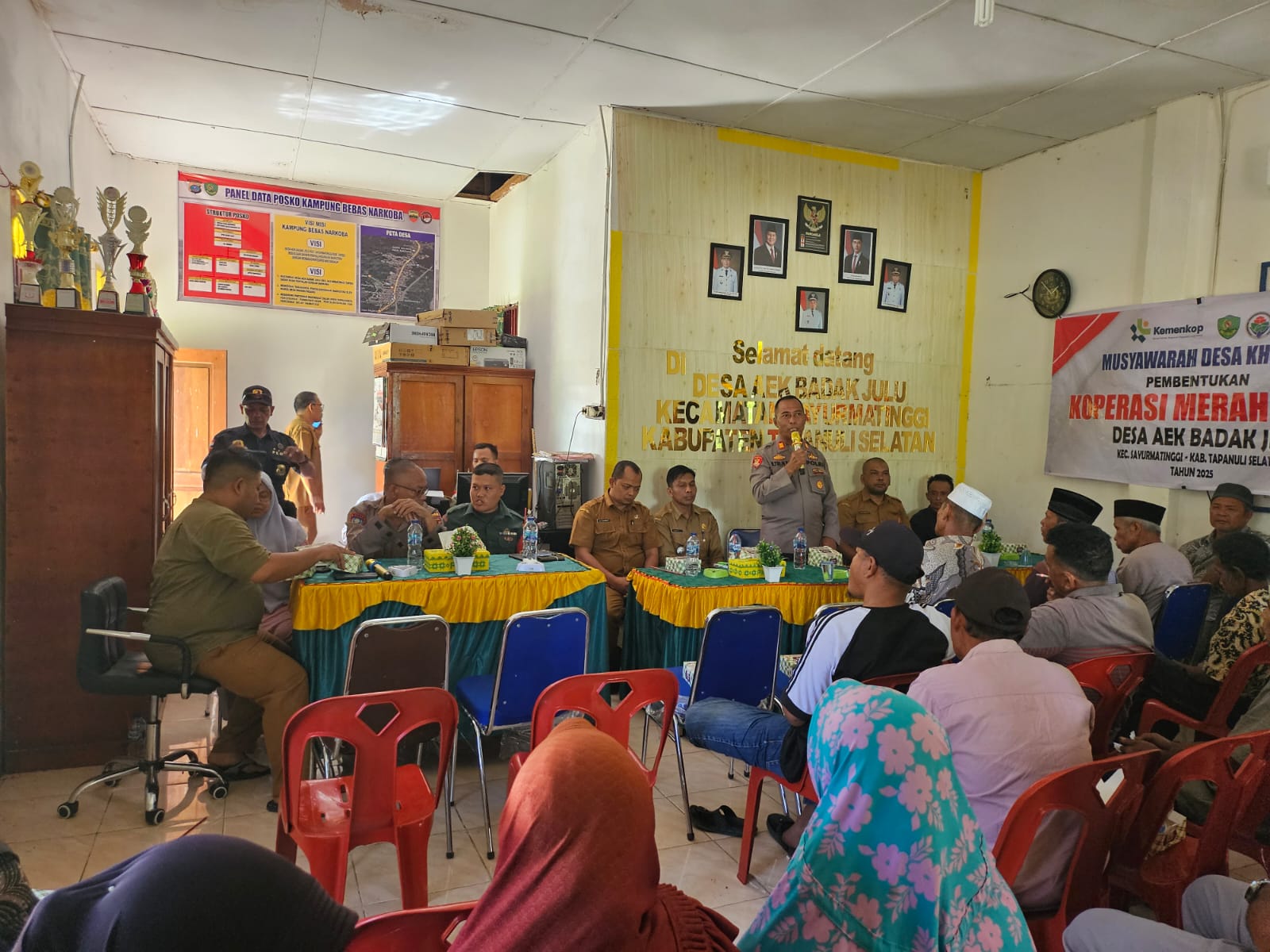 Kapolsek Batang Angkola, AKP R Trihardjanto, menghadiri musyawarah Desa khusus tentang ketahanan pangan serta pembentukan susunan Pengurus dari Koperasi Merah Putih