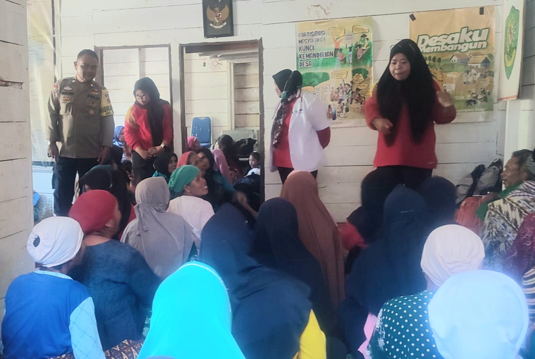 Bhabinkamtibmas Polsek Sipirok, Aiptu B Silalahi, mendampingi tenaga kesehatan dari Puskesmas Hanopan dalam rangka pengobatan gratis ke masyarakat di Desa Dalihan Natolu